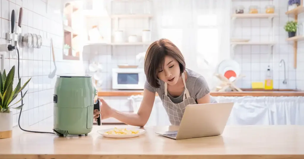 a women try to restart air fryer 1